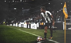 九游体育直播-铁壁与利剑，德里赫特如何以唯一性防守锁死波兰，改写日式足球哲学