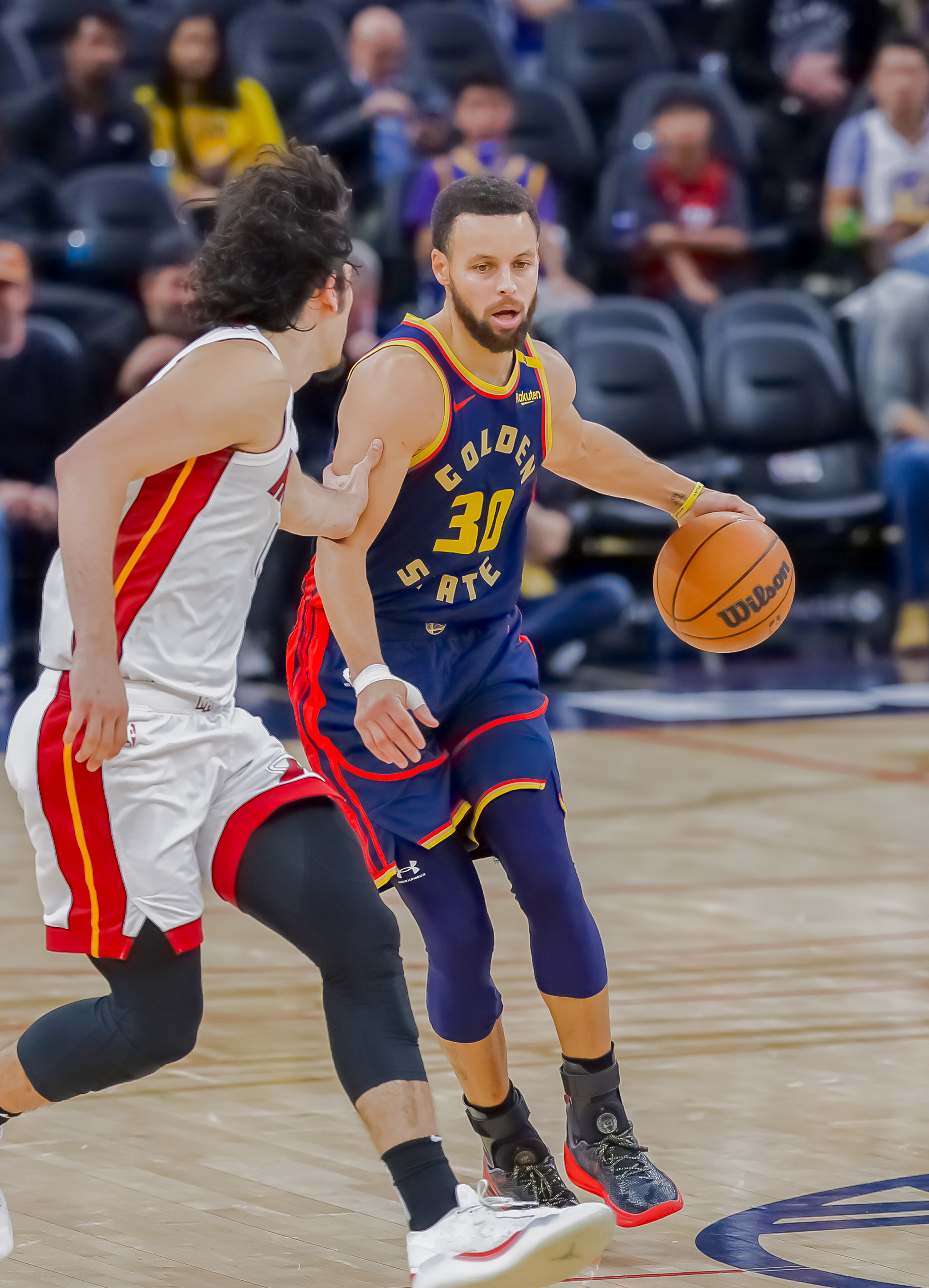 精彩绝伦比赛，球员们拼尽全力