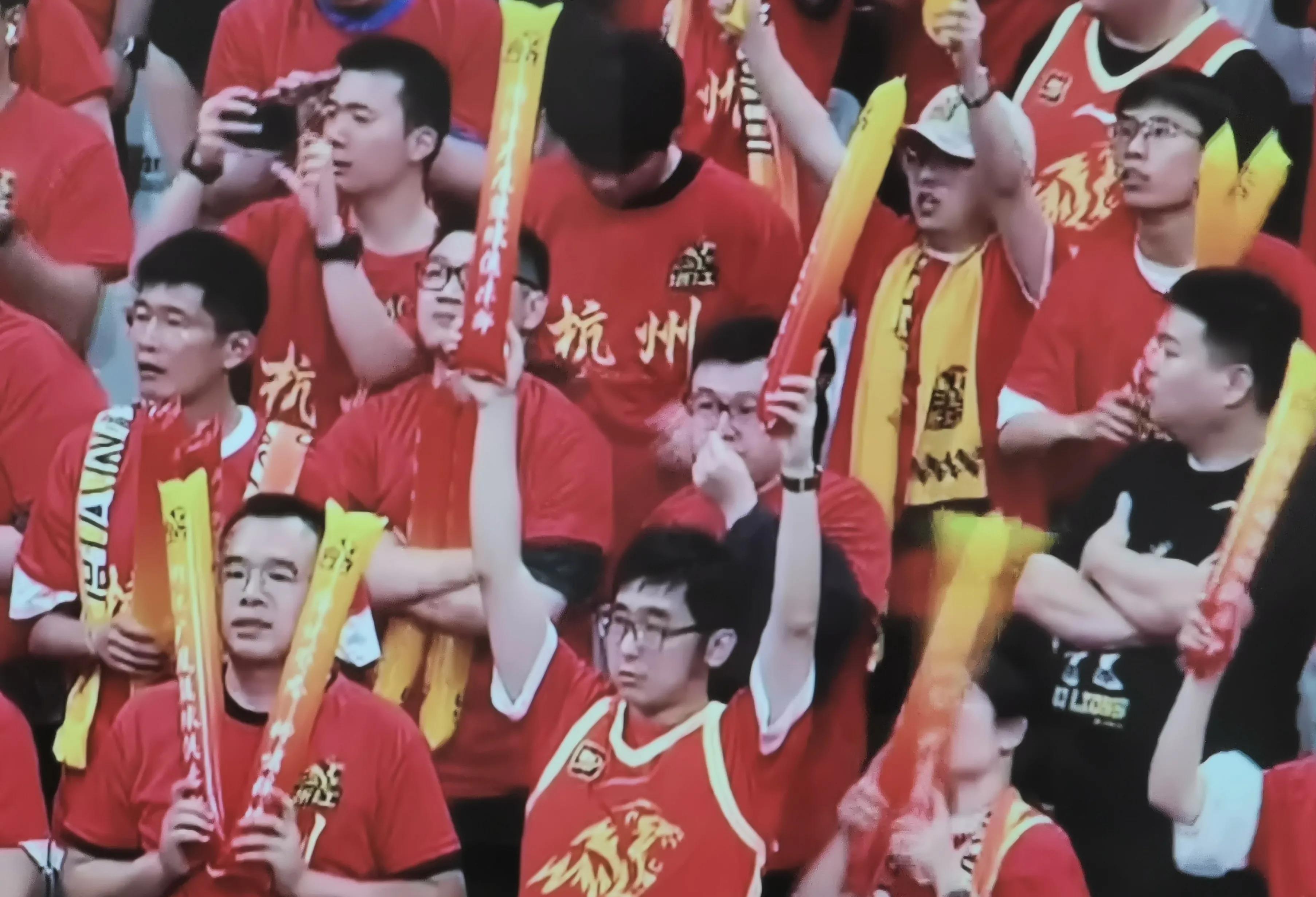 篮球赛事吸引无数球迷围观,势如破竹 篮球赛事吸引无数球迷围观,势如破竹