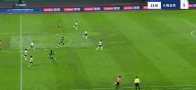 激烈足球对决中球队进攻节奏快速 激烈足球对决中球队进攻节奏快速