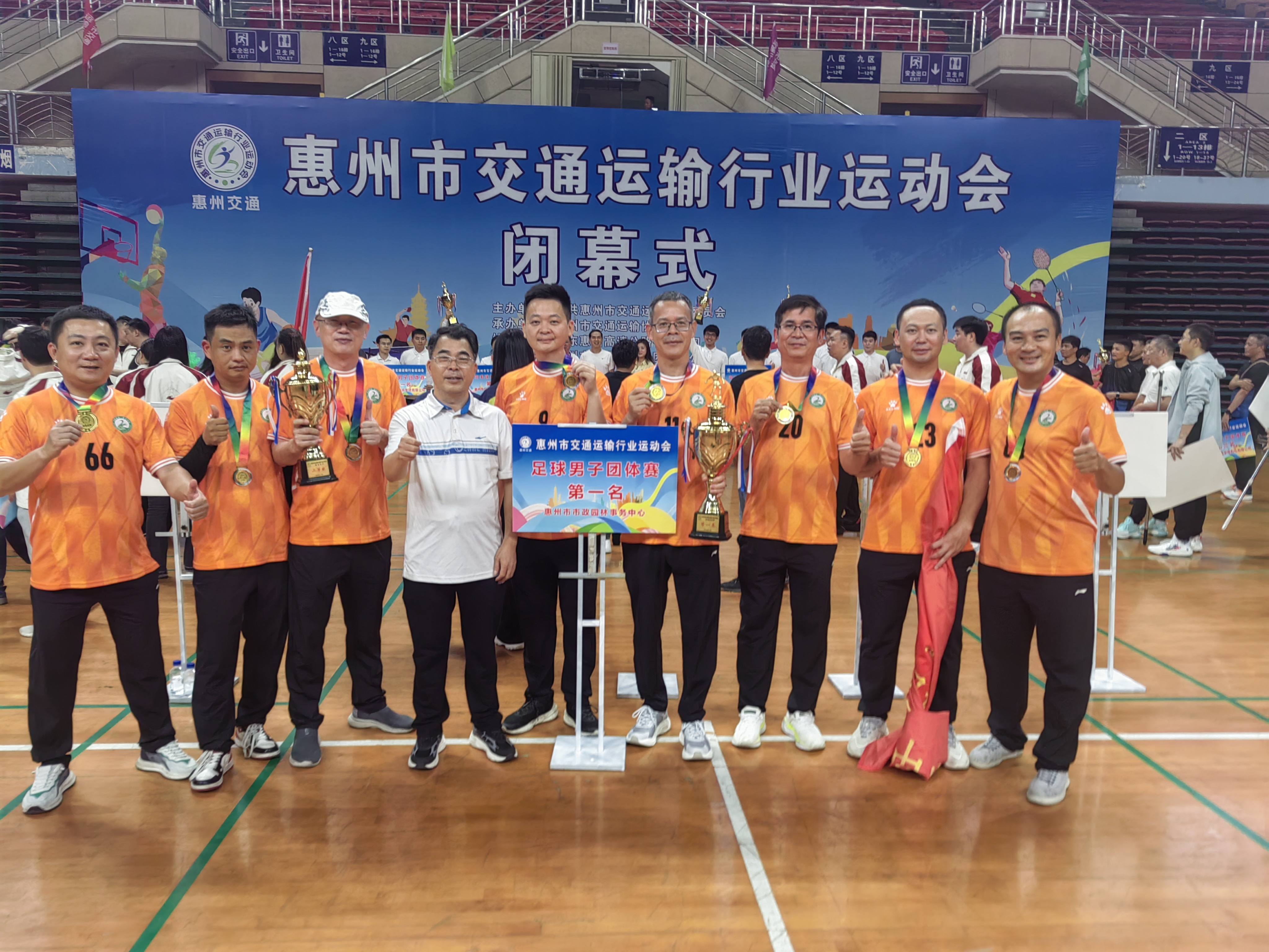 球队展现耀眼实力,斩获比赛冠军的简单介绍 球队展现耀眼实力,斩获比赛冠军的简单介绍