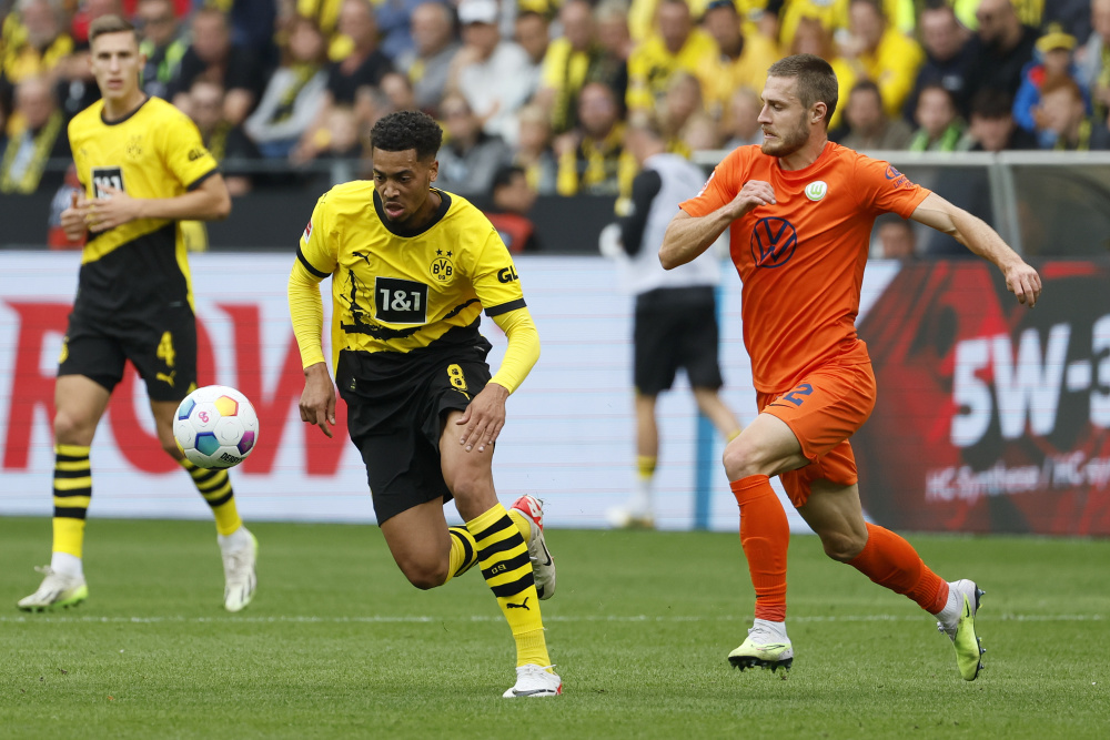 包含沃尔夫斯堡球员训练场上全力备战未来比赛的词条 包含沃尔夫斯堡球员训练场上全力备战未来比赛的词条