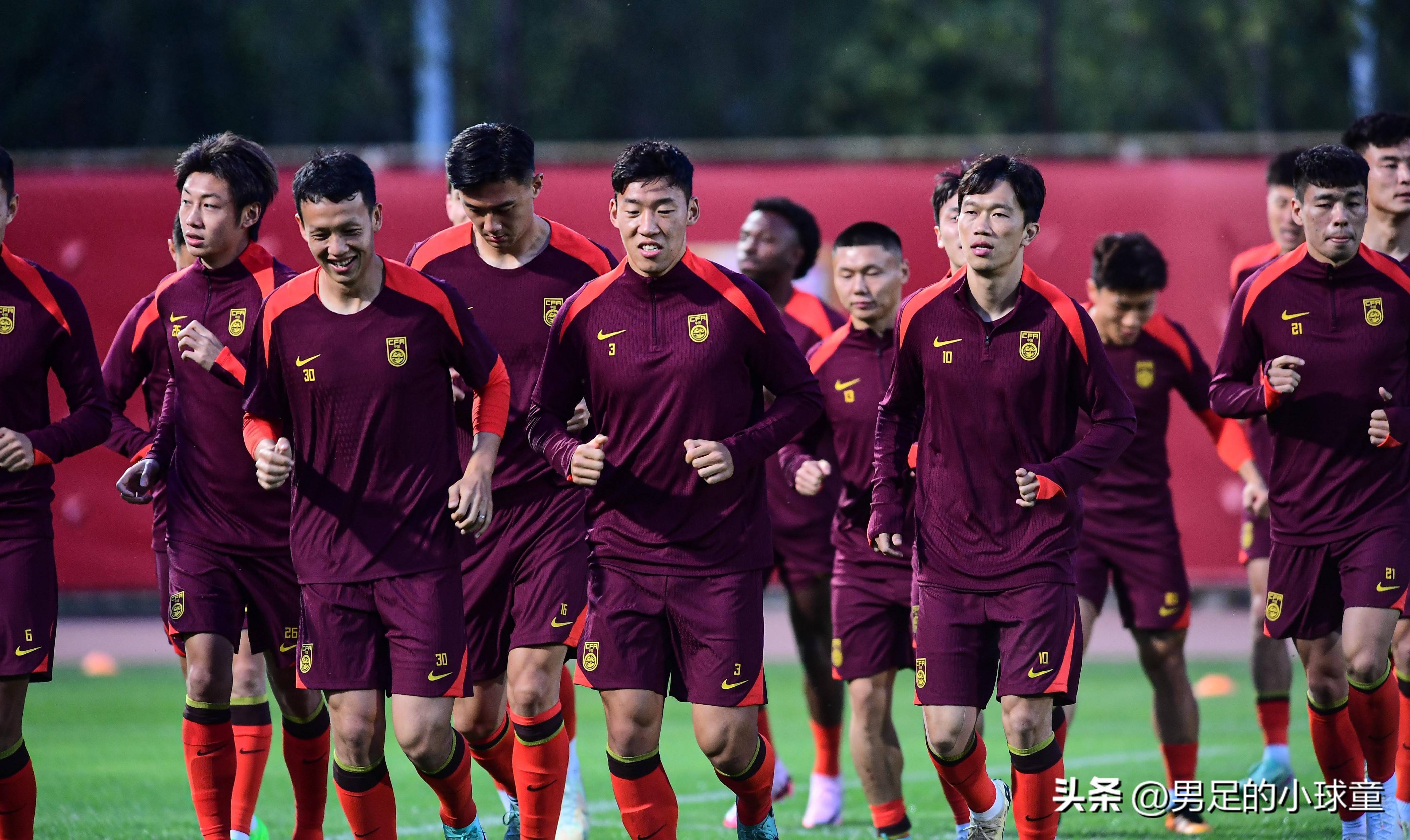 国内足球比赛备受关注,球员们备战气势如虹的简单介绍 国内足球比赛备受关注,球员们备战气势如虹的简单介绍