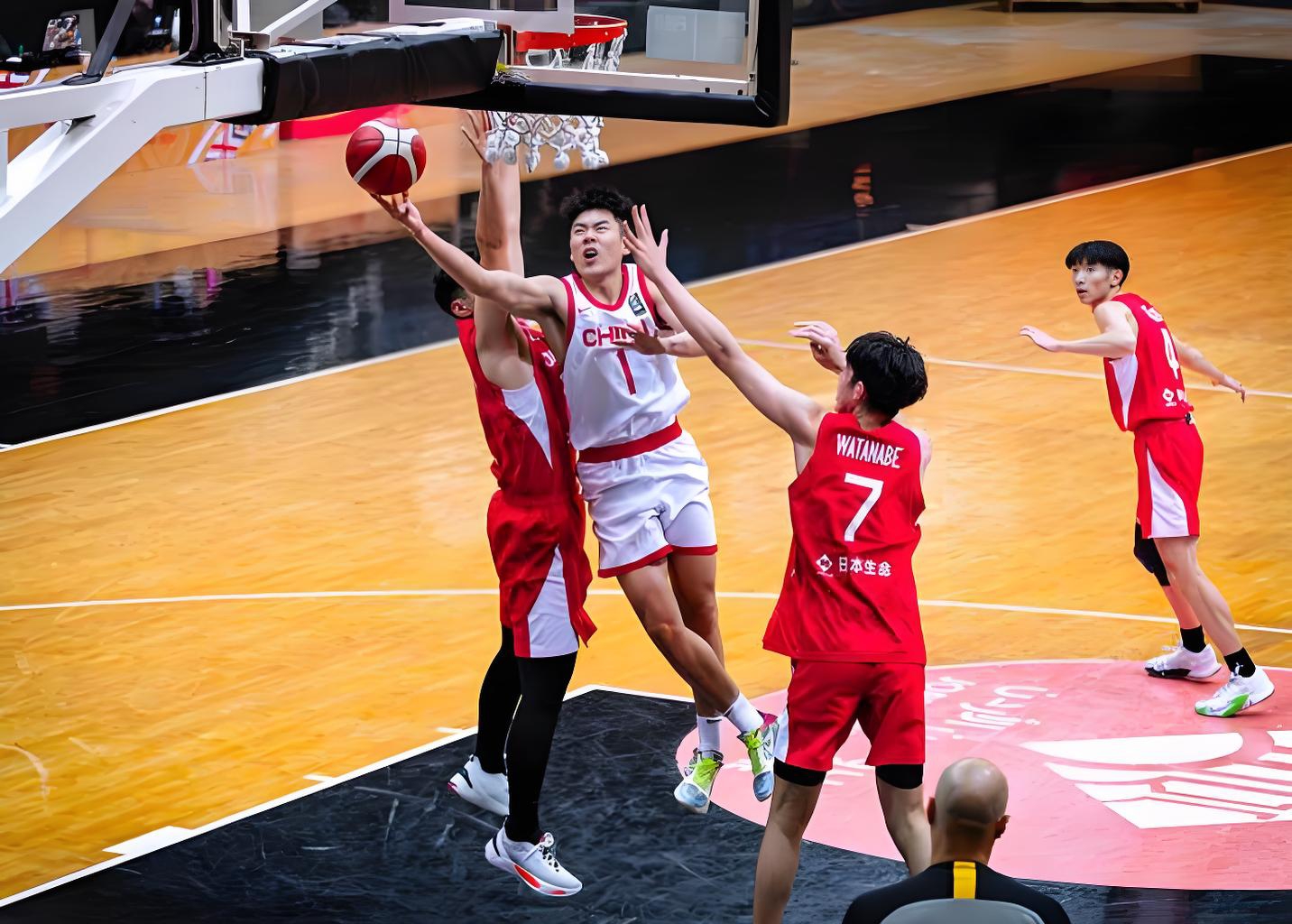 亚洲杯篮球赛首轮淘汰赛火热进行