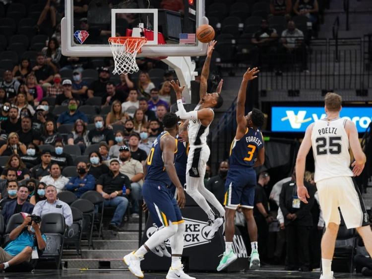 青岛队横扫马刺，米切尔点燃赛场