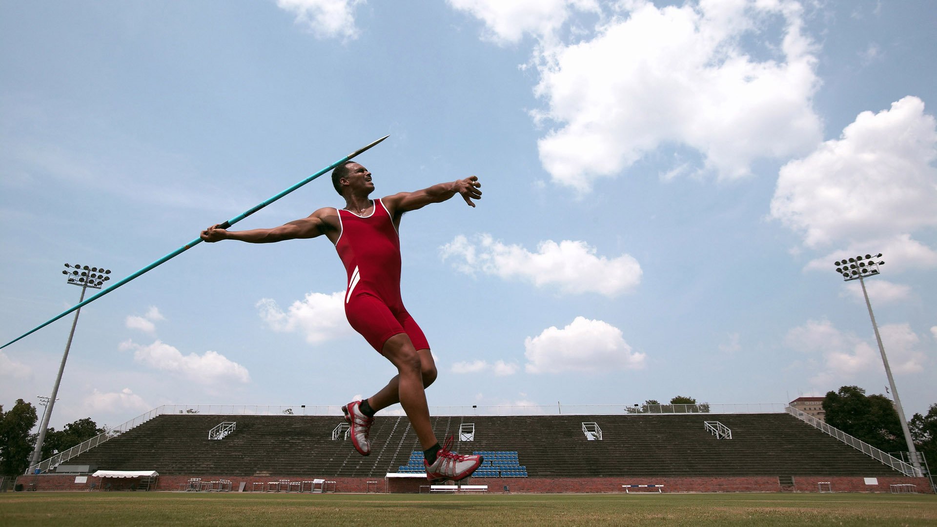 赛道与球场，速度与团队的双重奏