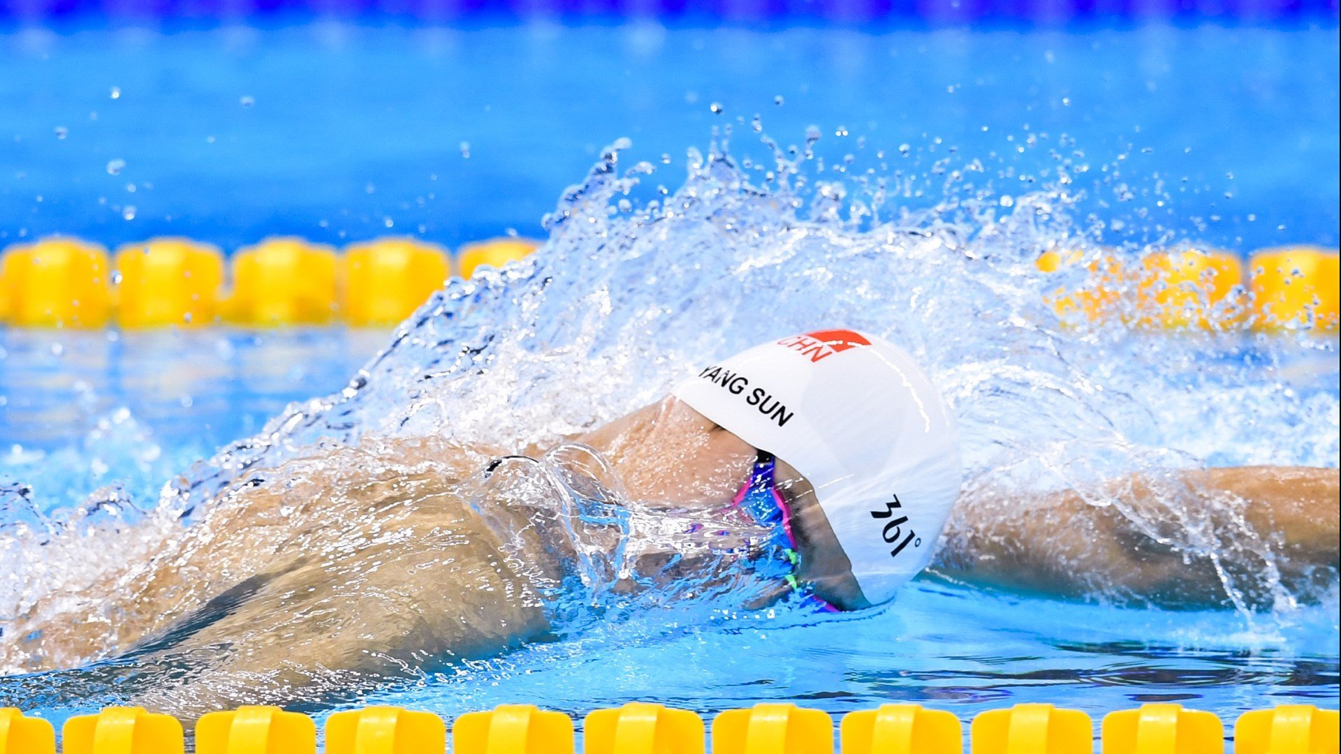 赛道与球场，速度与激情的双重变奏